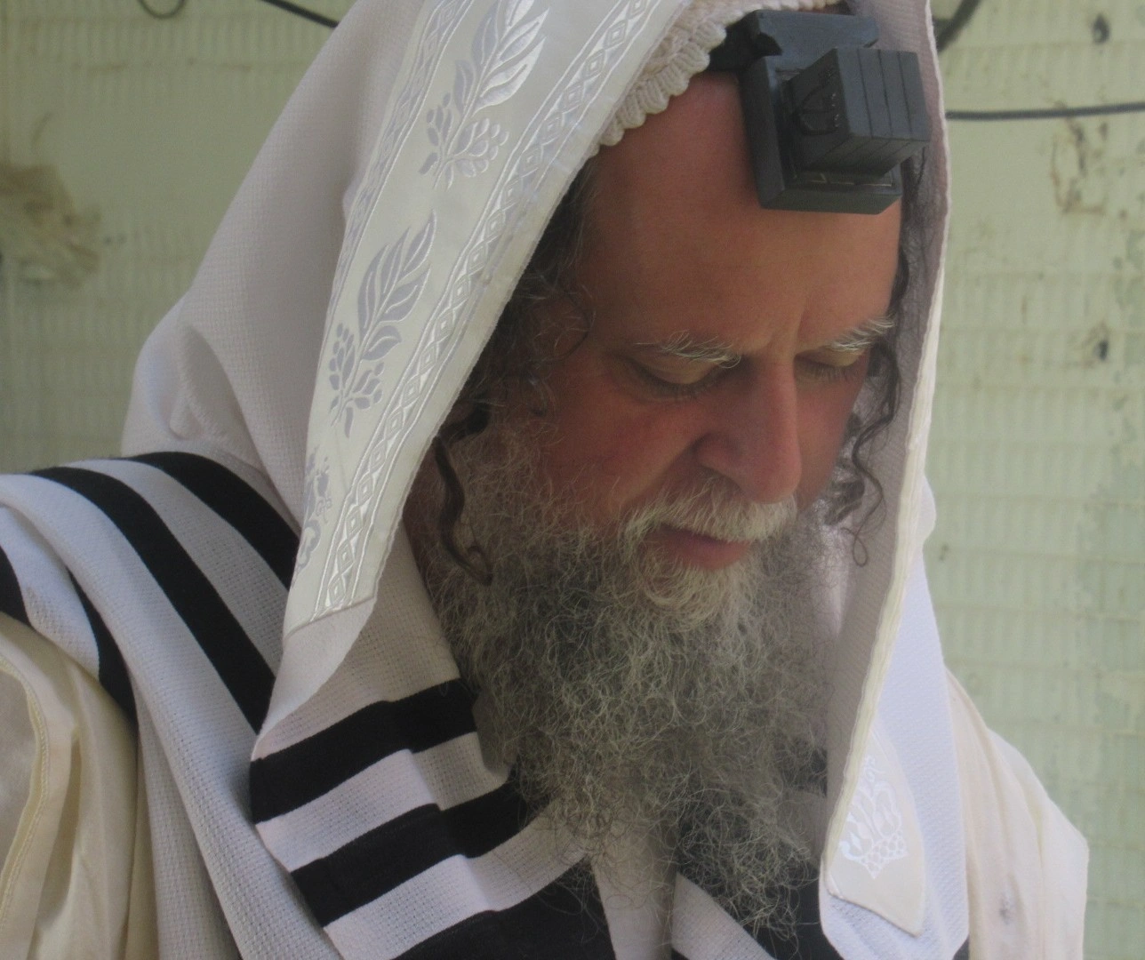 ר' אהרון תרשיש, סופר סת"ם, כותב אותיות על קלף